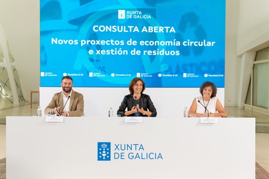 A conselleira de Medio Ambiente, Territorio e Vivenda, Ángeles Vázquez, acompañada do delegado territorial da Xunta na Coruña, Gonzalo Trenor, reunirase con concellos, empresas e xestores para abordar as futuras convocatorias de axudas en materia de residuos. foto xoán crespo