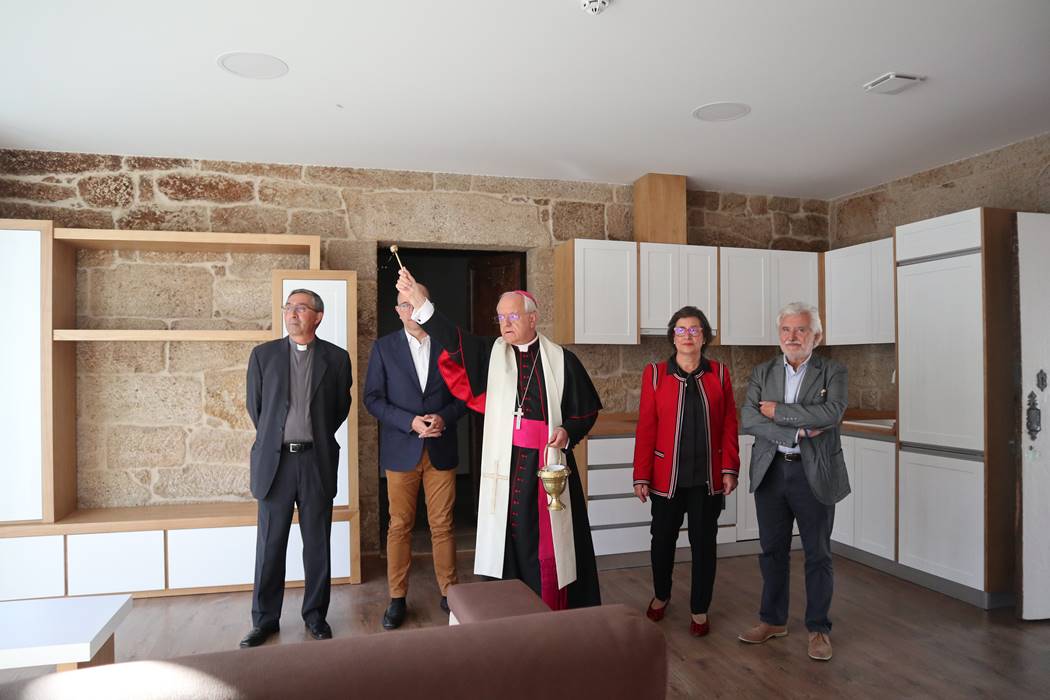 Bendición da casa polo bispo de Ourense