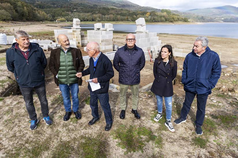 Manuel Baltar (Presidente da Deputación Ourense) acompañado do profesor Antonio R. Colmenero as melloras no campamento romando Aquis Querquenis.