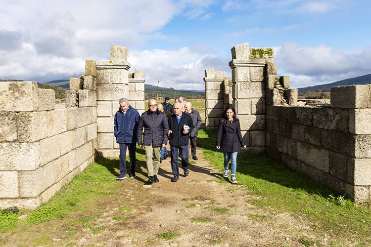 Manuel Baltar (Presidente da Deputación Ourense) acompañado do profesor Antonio R. Colmenero as melloras no campamento romando Aquis Querquenis.