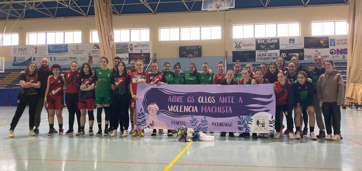 Presentación da pancarta no partido de basket feminino