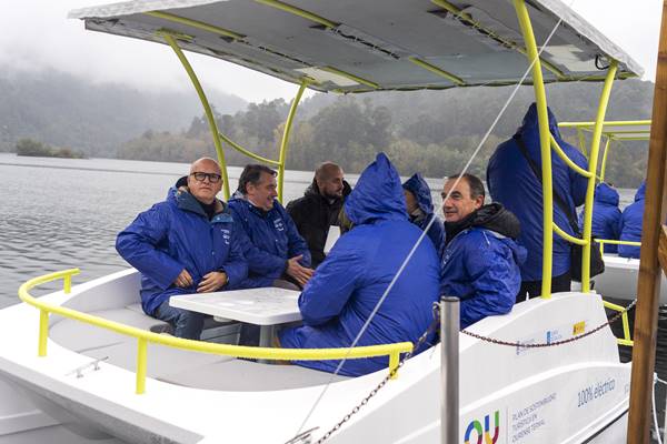 -11.00 horas: Presentación dos novos ecobarcos adquiridos pola Deputación.- O presidente da Deputación, Manuel Baltar, presenta os novos ecobarcos adquiridos para a realización de rutas turísticas, no marco do Plan de Sustentabilidade Turística en “Ourense Termal”, acompañado de Cecilio Santalices Mourille (Xefe da Área provincial de Turimos en Ourense), Emma González Diéguez (Xetenta do INORDE), Rodrigo Aparicio Santamaria (Alcalde da Arnoia), César Fernández Gil (Vicepresidente 2º da Deputación Ourense), e José Vallester Vieitez (Director de Xouva) . Lugar: Pantalán de Arnoia. 