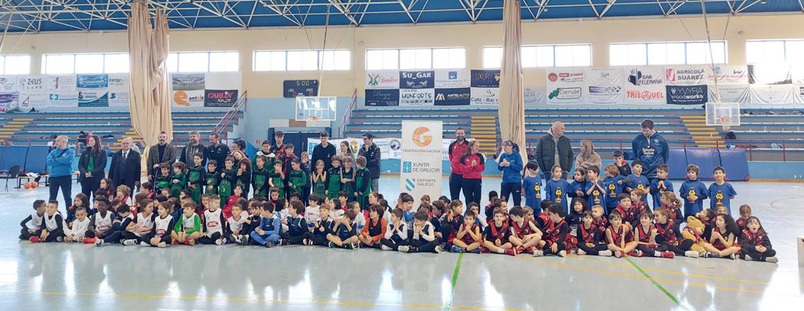 Foto de familia de todos os participantes no Baby-Basket