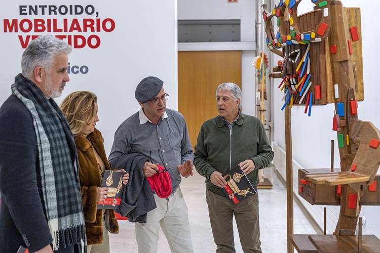 -20.00 horas: Inauguración da exposición “Entroido, mobiliario, vestido, escultura”.- A deputada Luz Doporto participa na inauguración da exposición “Entroido, mobiliario, vestido, escultura”, de Piquico. Estará acompañada polo director do Marcos Valcárcel, Francisco González, e o propio artista. Lugar: Centro Cultural Marcos Valcárcel. 