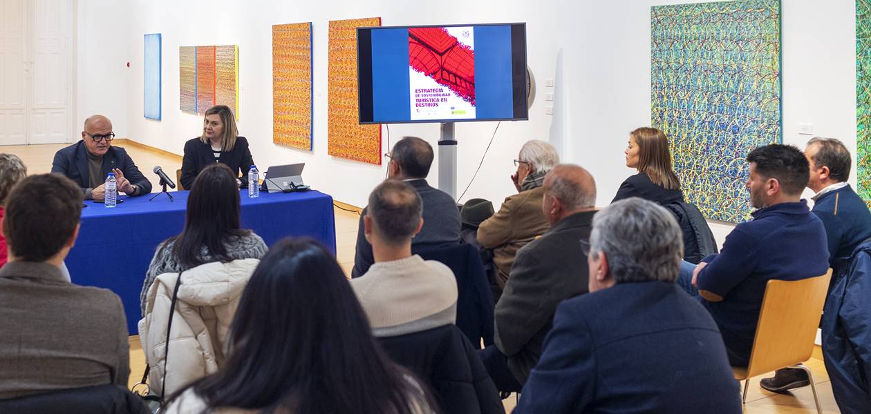 Reunión Manuel Baltar (Presidente da Deputación Ourense) a compañado de Emma González (Xerenta do INORDE), para presentar os concellos interesados á candidaturas para axudas ó programa de vilas termais e cascos históricos, de fondos europeos.articipantes.