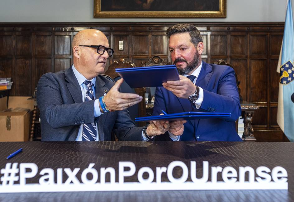 Sinatura convenio de colaboracion entre a Deputación Ourense e o concello de Trasmiras, para o arranxo do cimiterio de Vilaseca. Asisinan Manuel Baltar (Presidente da Deputación Ourense) e Emilo Pazos Ojea (Alcalde do concello de Trasmiras).