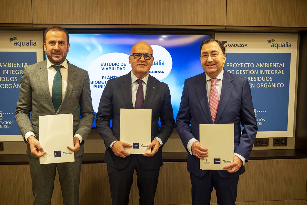 Manuel Baltar (Presidente da Deputación Ourense) asiana un convenio de colaboración entre Aqualia e Gadessa representadas por Roberto