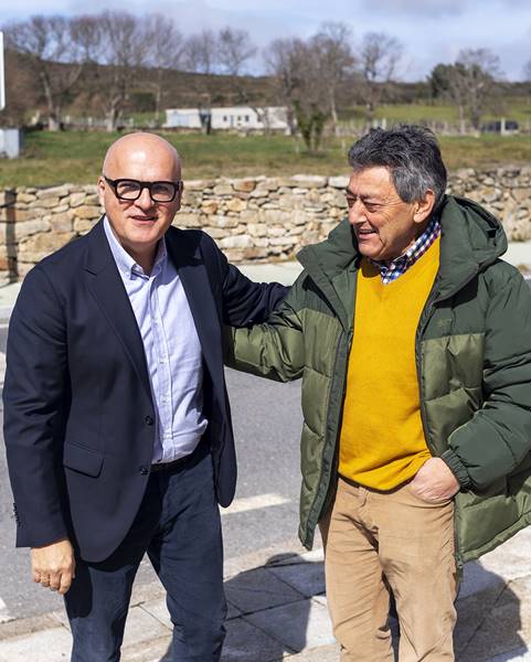 Manuel Baltar (Presidente da Deputación Ourense) acompañado de José Antonio Feijoo Alonso (Alcalde do concello de Baltar) asínan un protocolo de colaboración ente a Deputación Ourense e o Conello de Baltar para a construción dunha residencia no concello.