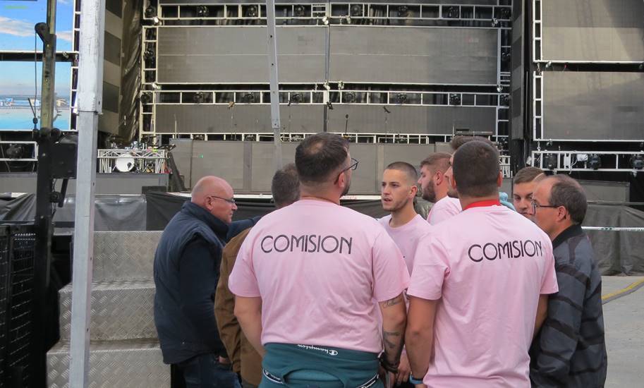 Membros da comisión deliberando sobre o proceder