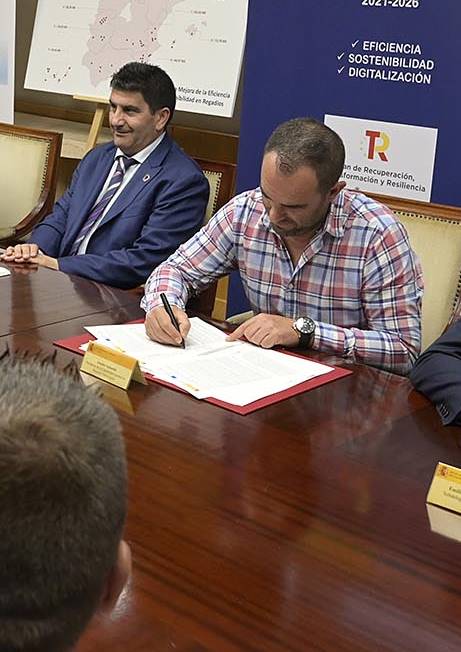 A CoruñaO conselleiro do Medio Rural, José González, acompañado da directora xeral da Axencia Galega de Desenvolvemento Rural, Inés Santé, asiste á sinatura do convenio entre a Sociedade Estatal de Infraestruturas Agrarias (Seiasa) e a Comunidade de regantes “Nova Limia” para levar a cabo o proxecto de mellora para o aproveitamento en regadío das 40 captacións de augas subterráneas - A Limia 2022. 21/06/2023Foto: Moncho Fuentes / AGN A Coruña