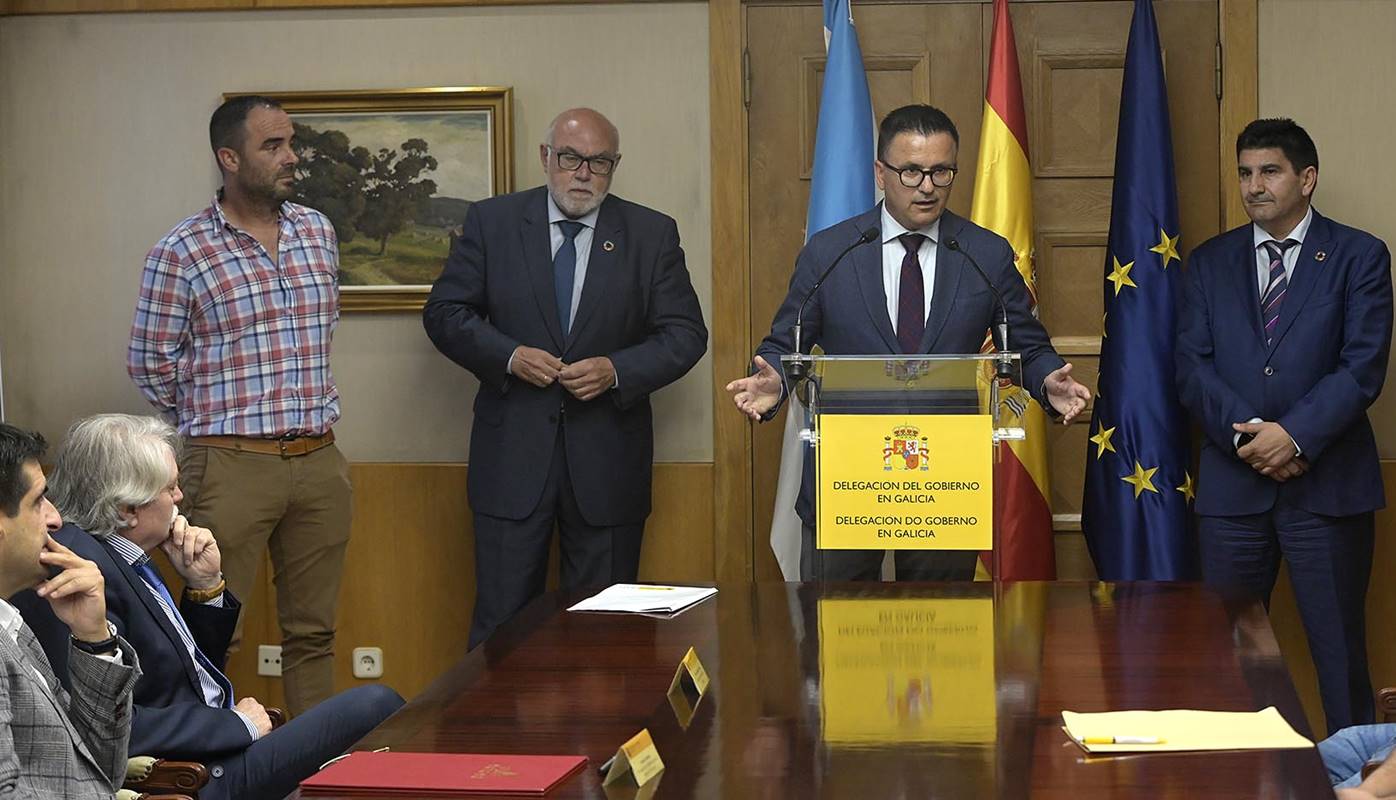 A Coruña
O conselleiro do Medio Rural, José González, acompañado da directora xeral da Axencia Galega de Desenvolvemento Rural, Inés Santé, asiste á sinatura do convenio entre a Sociedade Estatal de Infraestruturas Agrarias (Seiasa) e a Comunidade de regantes “Nova Limia” para levar a cabo o proxecto de mellora para o aproveitamento en regadío das 40 captacións de augas subterráneas - A Limia 2022.
21/06/2023
Foto: Moncho Fuentes / AGN A Coruña