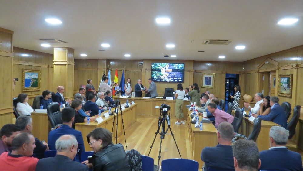 Vista do salón de plenos lugar escollido para a firma