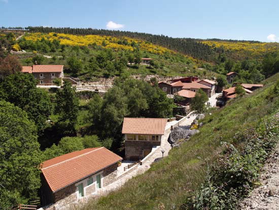 3. Aldea de Couso en Sarreaus, dentro da poligonal do macrocomplexo eólico