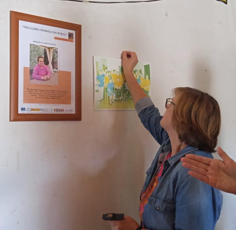 Mariluz colocando la imagen de Serafina