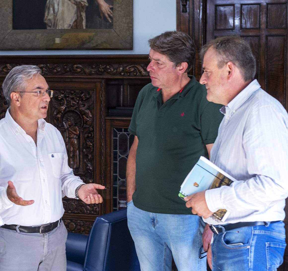 Reunión Luis Menor (Presidente da Deputación Ourense) con Amador Díaz Penín (Alcaldesa de Xinzo de Limia) acompado de Antonio Fernández Veiga e Carlos Gomez Salgado (PPOU de Xinzo de Limia)..