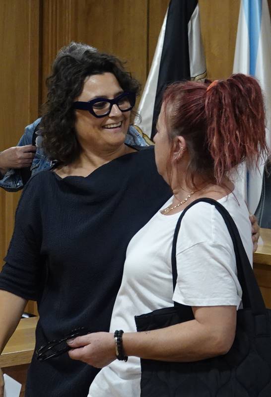 Laura Seara directora do programa recibindo a unha usuaria